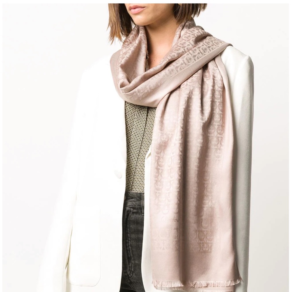 Salvatore Ferragamo shawl soft yellow color - Picture 2 of 8